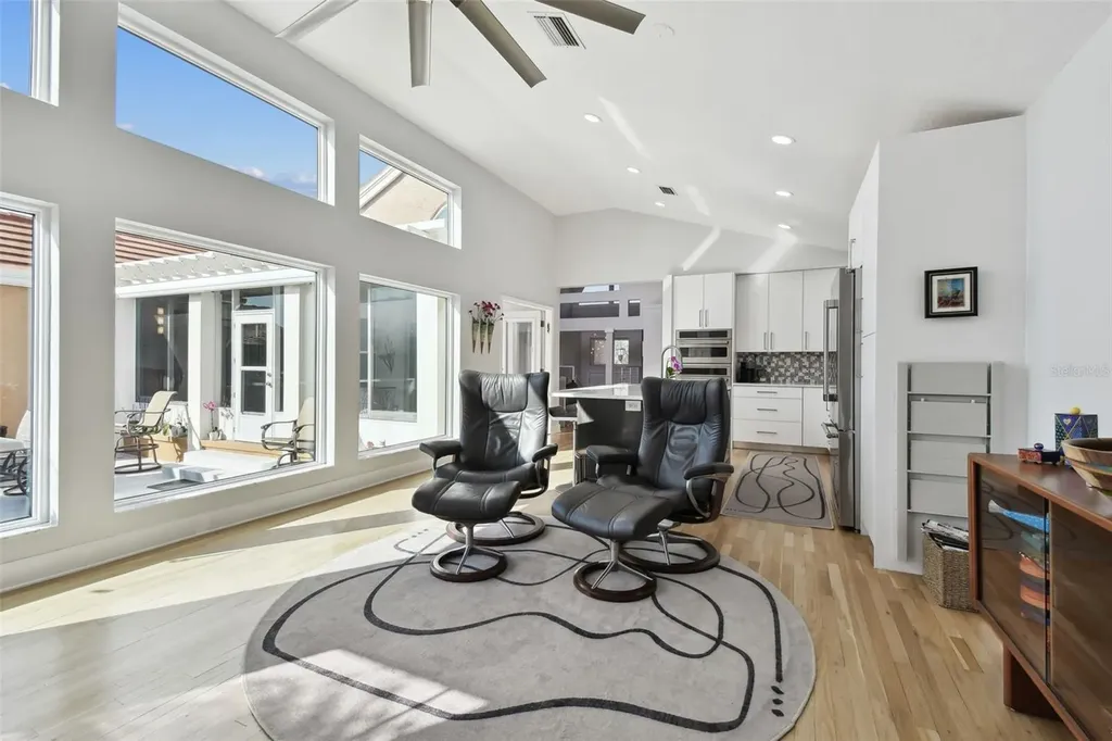 21 Crescent Place S St Petersburg FL 33711
