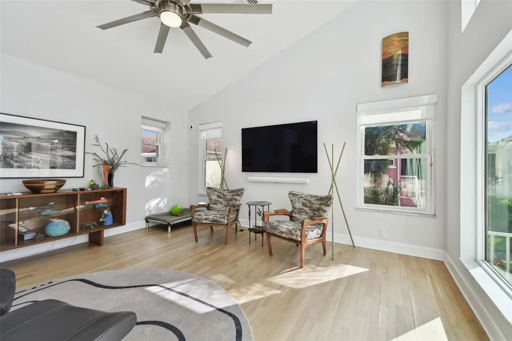 21 Crescent Place S St Petersburg FL 33711