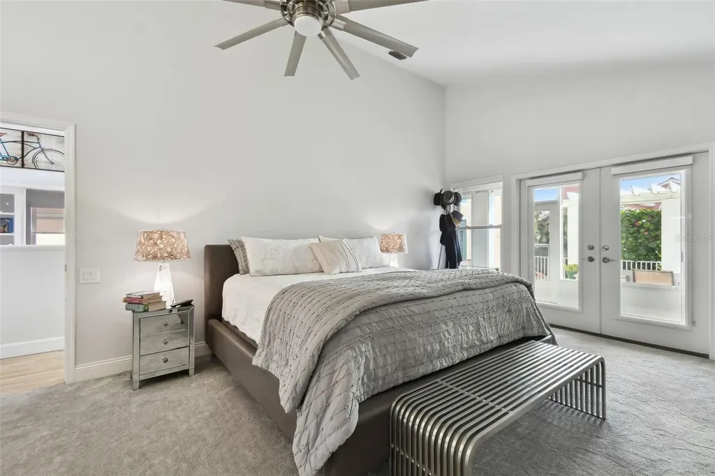 21 Crescent Place S St Petersburg FL 33711