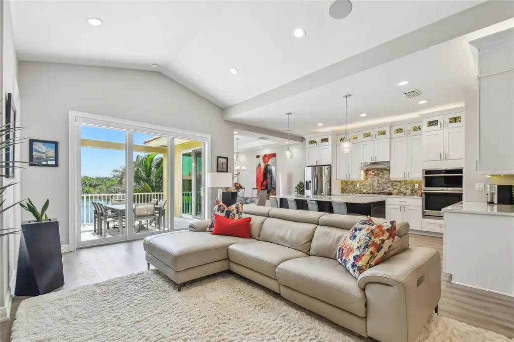 17 Franklin Court S St Petersburg FL 33711