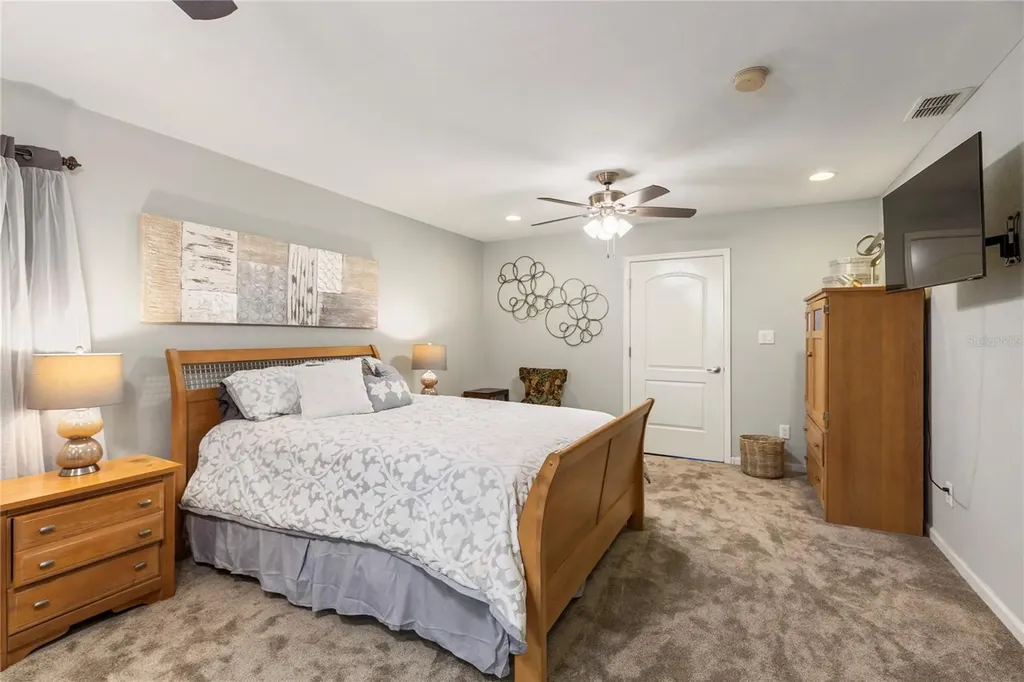 1832 69th Avenue S St Petersburg FL 33712