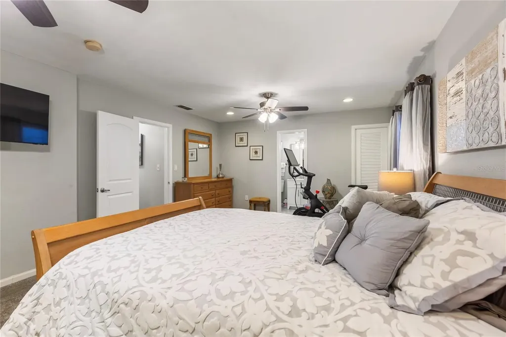 1832 69th Avenue S St Petersburg FL 33712