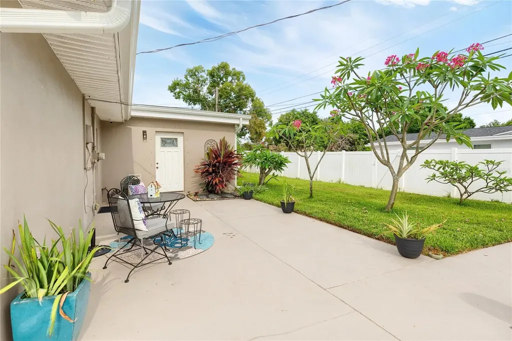 1832 69th Avenue S St Petersburg FL 33712