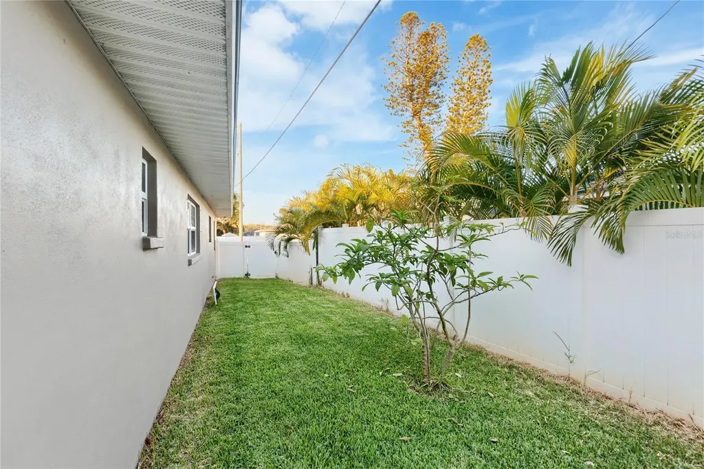 1832 69th Avenue S St Petersburg FL 33712