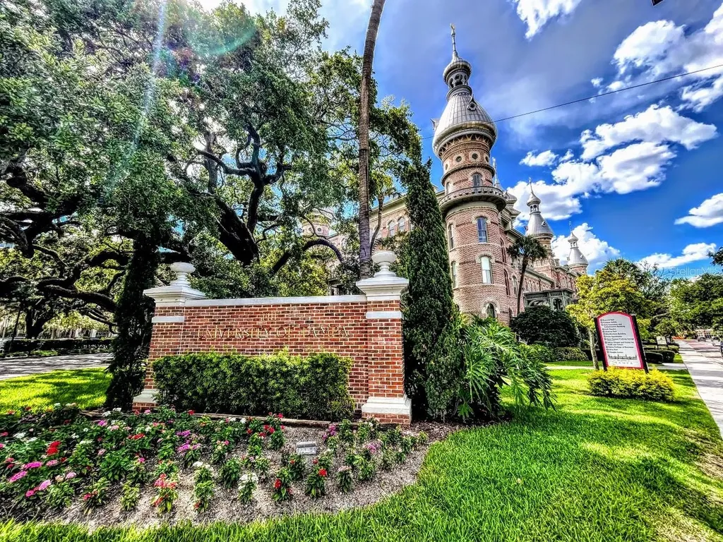 2314 S Clewis Court Tampa FL 33629