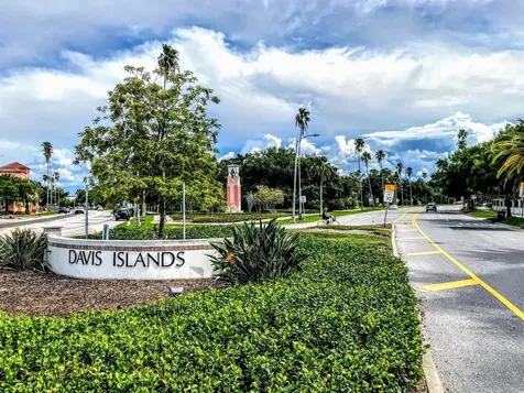 2314 S Clewis Court Tampa FL 33629