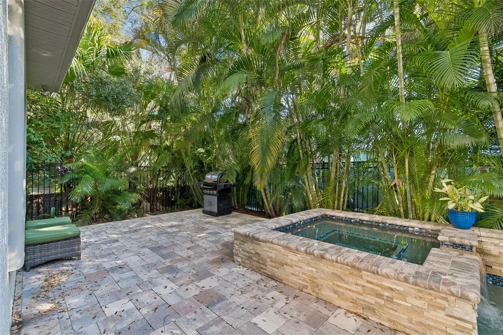 2906 W Hawthorne Road Tampa FL 33611