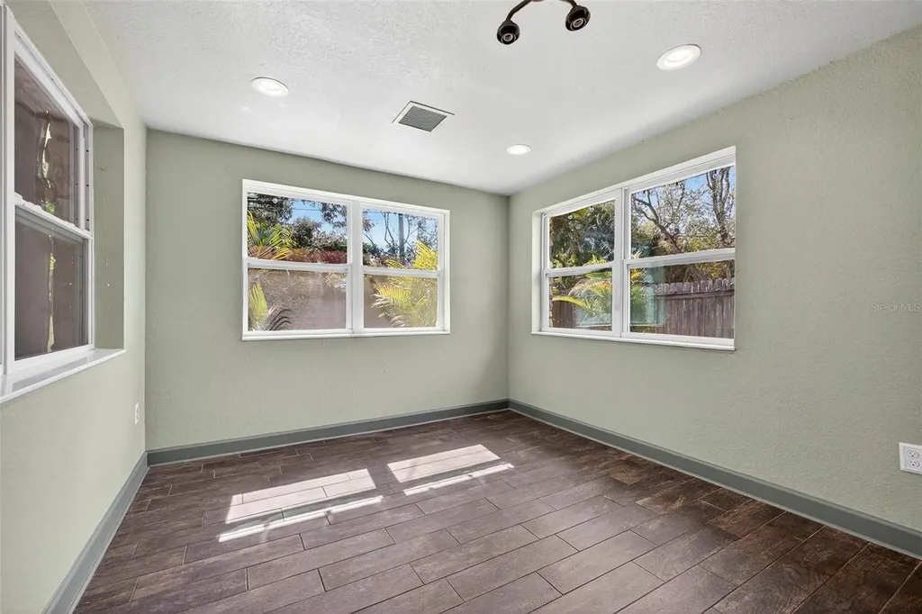 1210 46th Avenue N St Petersburg FL 33702
