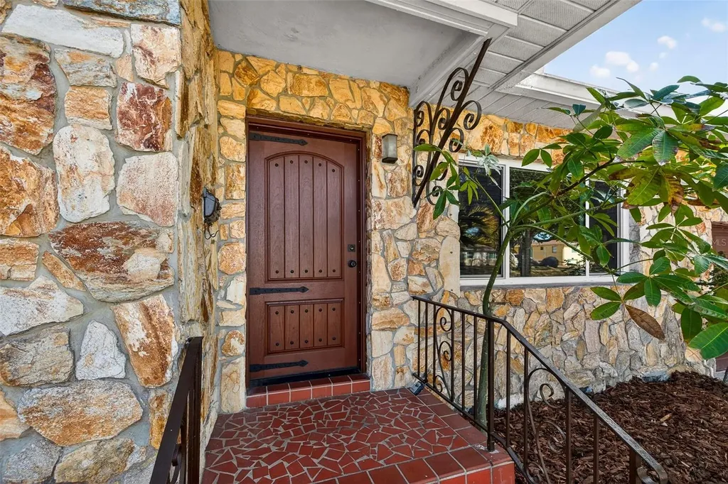 1210 46th Avenue N St Petersburg FL 33702