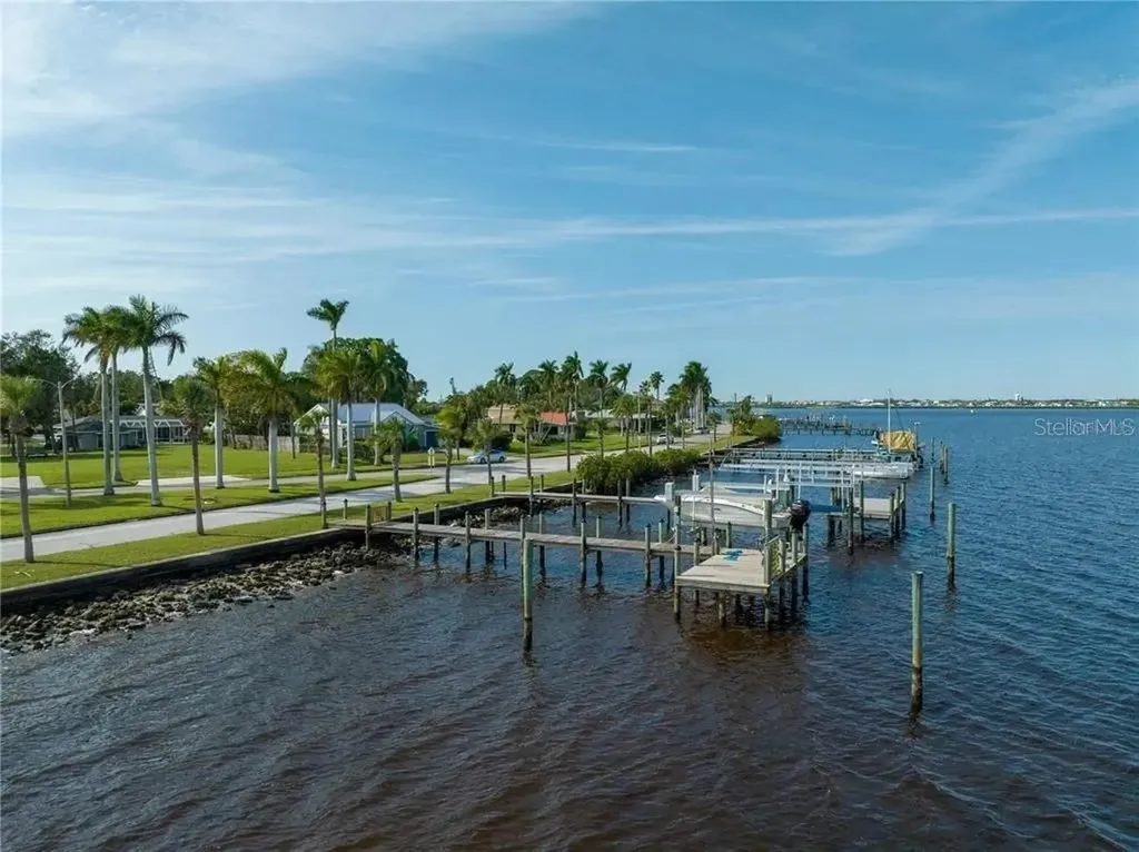 2520 Riverside Drive E Bradenton FL 34208