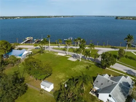 2520 Riverside Drive E Bradenton FL 34208