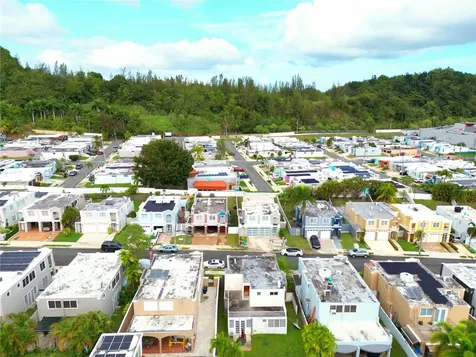 Italia Urb. Plaza De La Fuente Toa Alta PR 00953