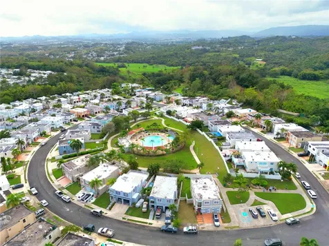 Italia Urb. Plaza De La Fuente Toa Alta PR 00953