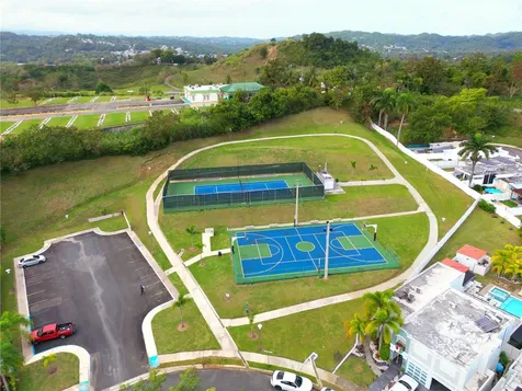 Italia Urb. Plaza De La Fuente Toa Alta PR 00953