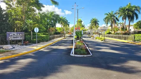 Italia Urb. Plaza De La Fuente Toa Alta PR 00953