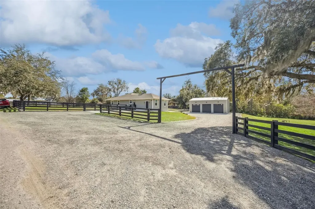 323 Mclain Lane Geneva FL 32732
