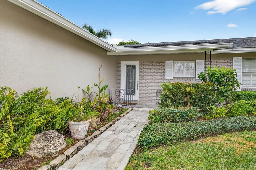 8718 Tahiti Lane Tampa FL 33615