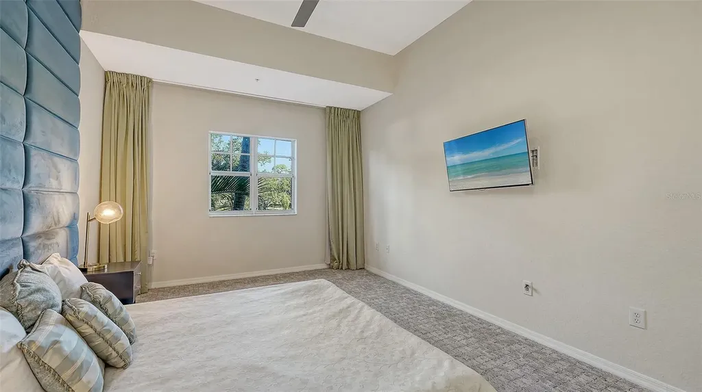 1064 N Tamiami Trail Sarasota FL 34236