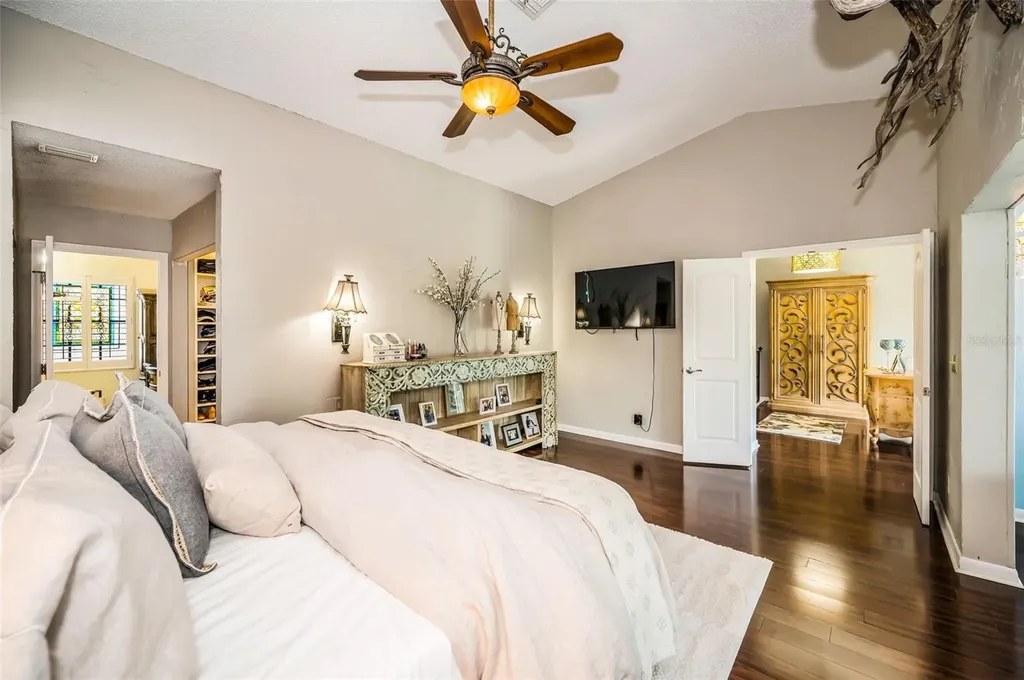 990 San Carlos Court NE St Petersburg FL 33702