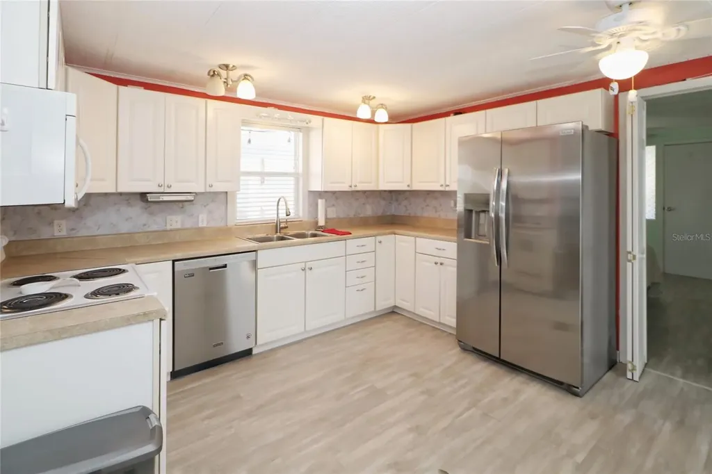 107 E Saint Johns Way Apollo Beach FL 33572