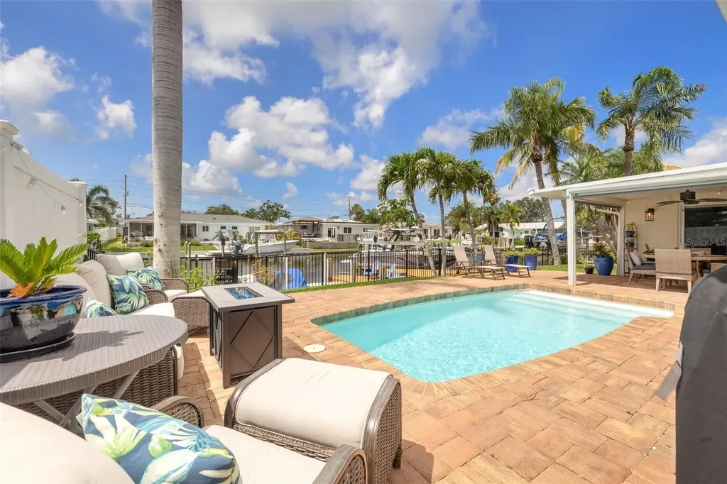 1424 47th Avenue NE St Petersburg FL 33703