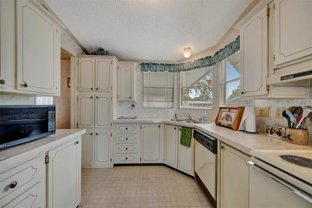 106 N Saint George Circle Apollo Beach FL 33572