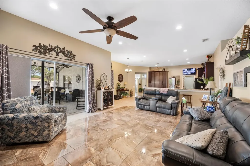 4403 Avondale Groves Street Plant City FL 33567