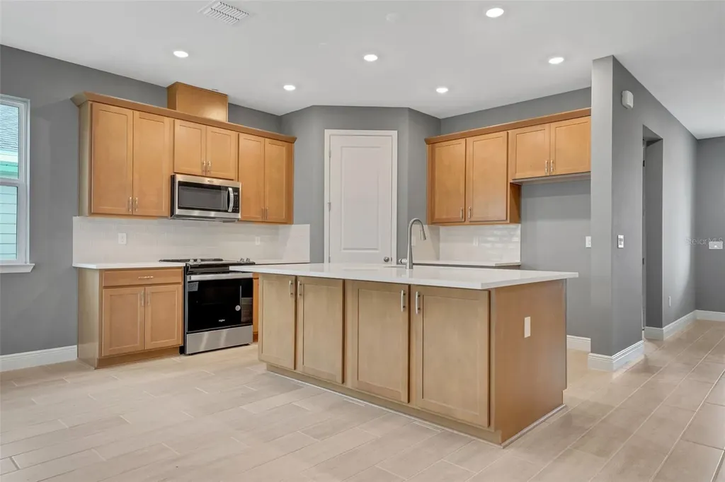 985 Fiesta Key Circle Lady Lake FL 32159