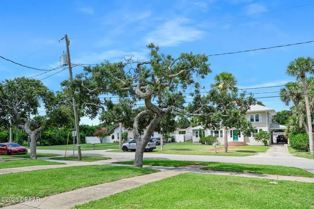 918 N Wild Olive Avenue Daytona Beach FL 32118