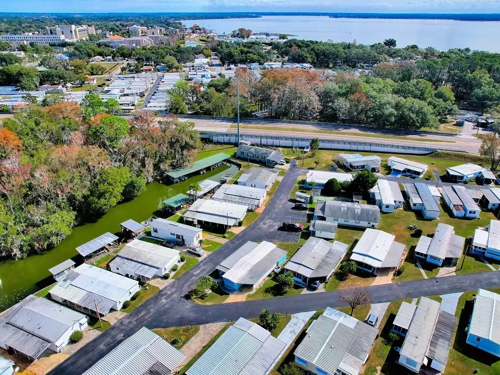211 Rue De Paresse Tavares FL 32778