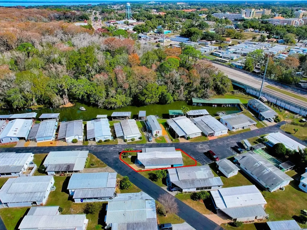 211 Rue De Paresse Tavares FL 32778
