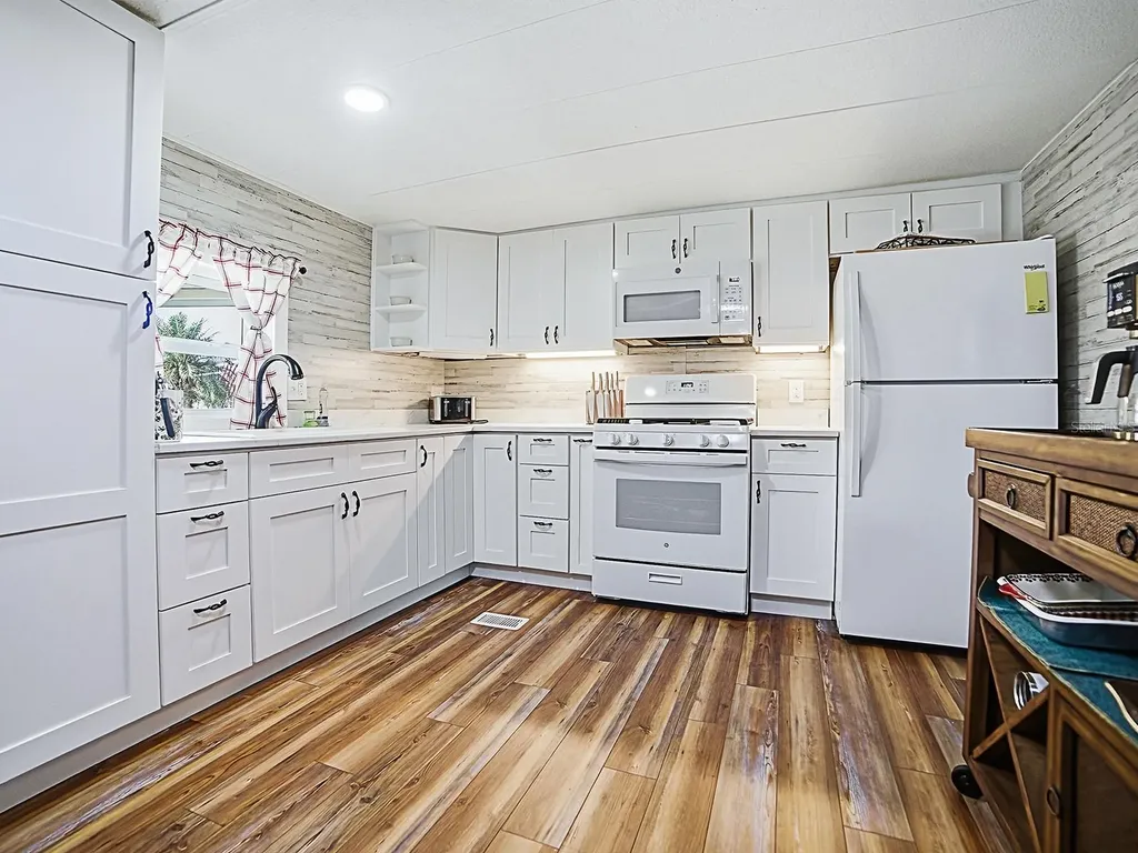 211 Rue De Paresse Tavares FL 32778