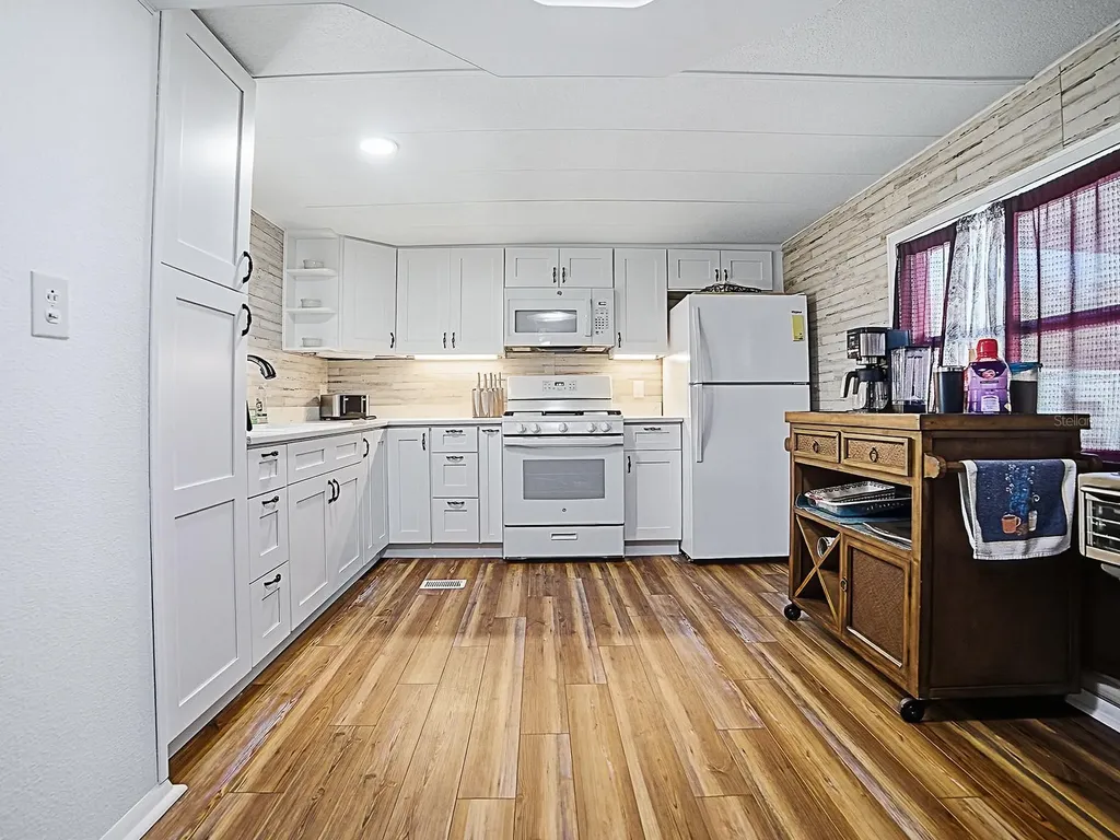 211 Rue De Paresse Tavares FL 32778