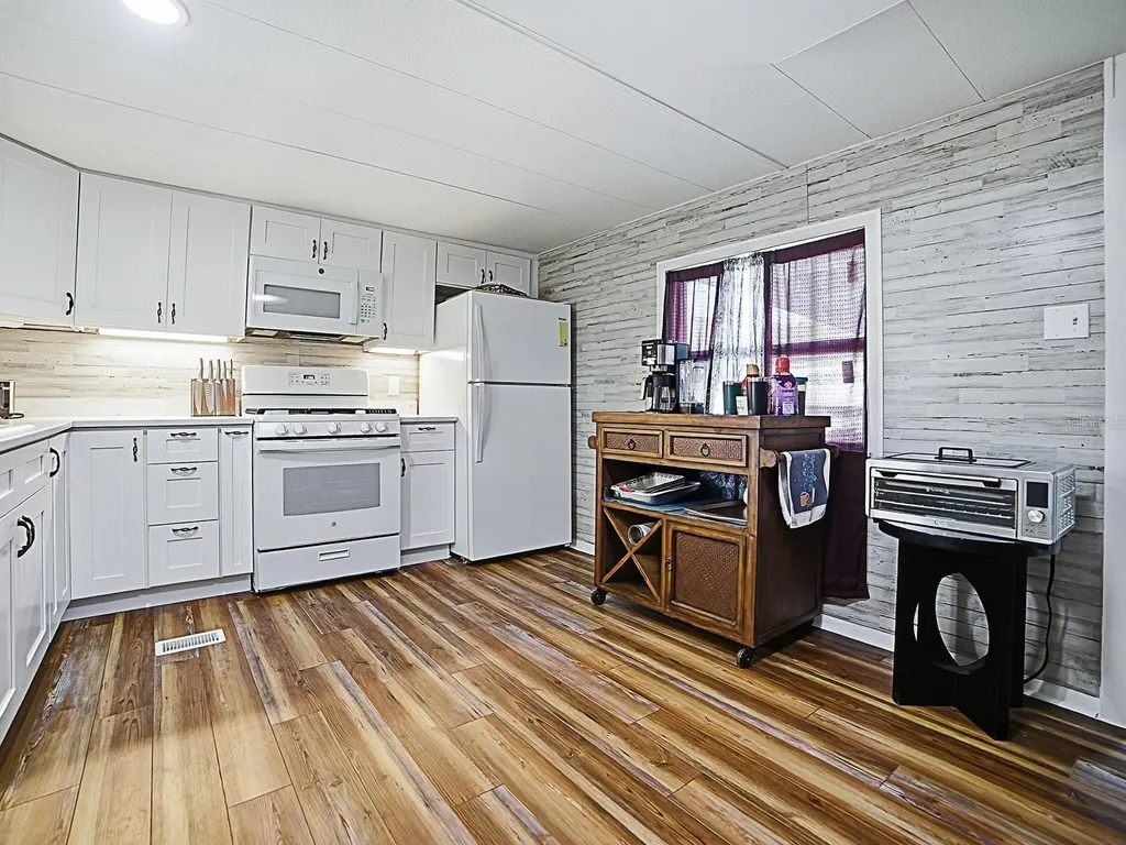 211 Rue De Paresse Tavares FL 32778