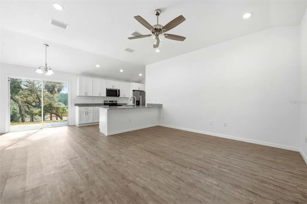 16450 SE 57th Place Ocklawaha FL 32179