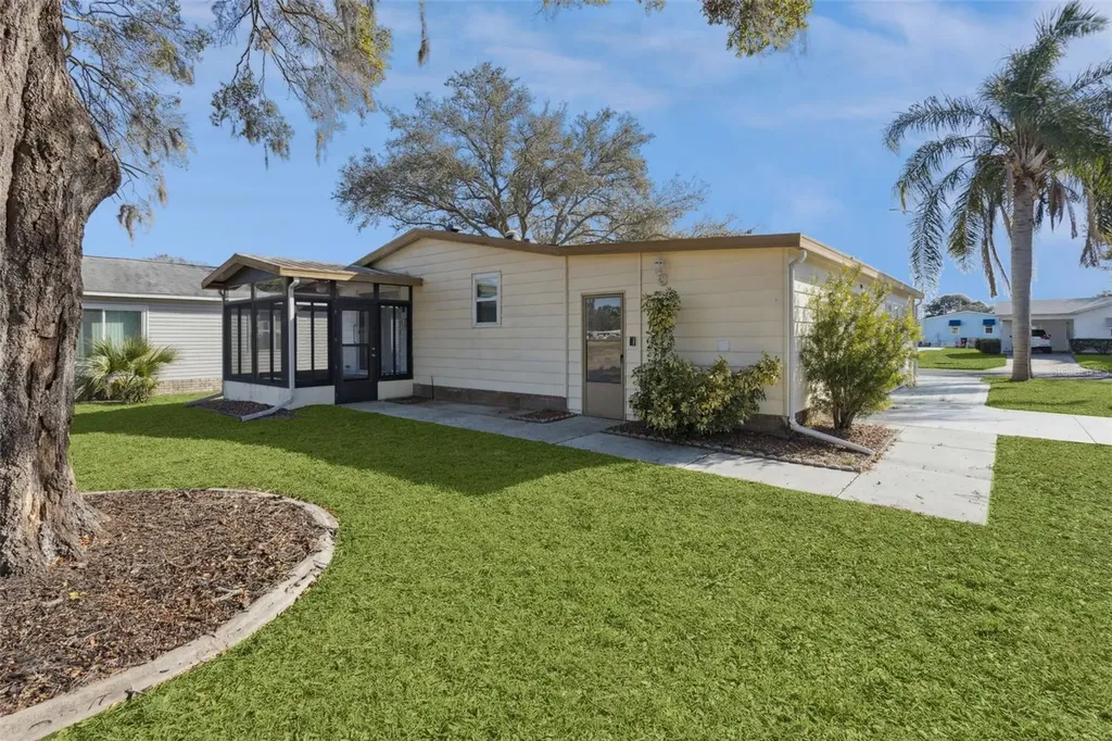 1612 E Schwartz Boulevard Lady Lake FL 32159