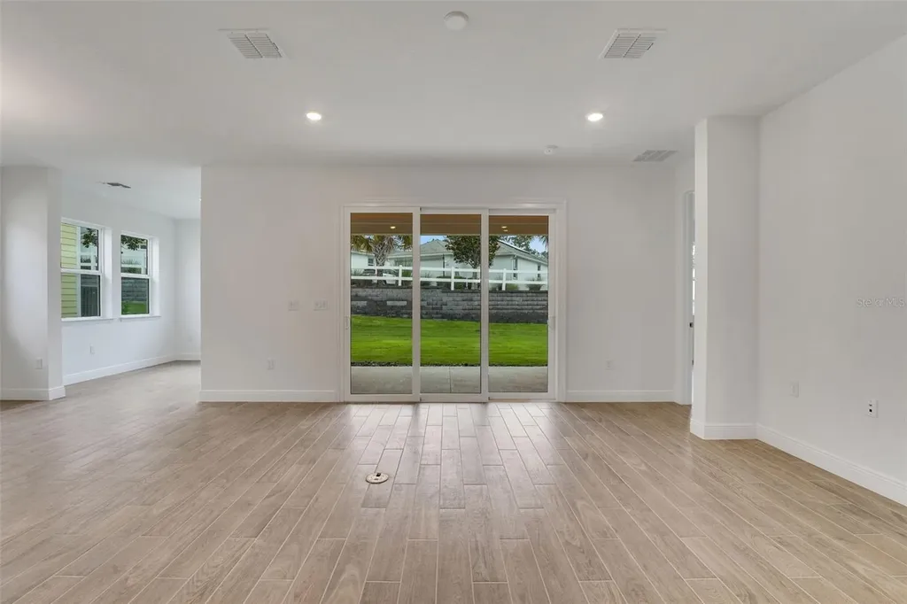 987 Fiesta Key Circle Lady Lake FL 32159