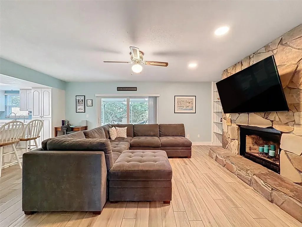 7923 Singing Court Place Tampa FL 33615