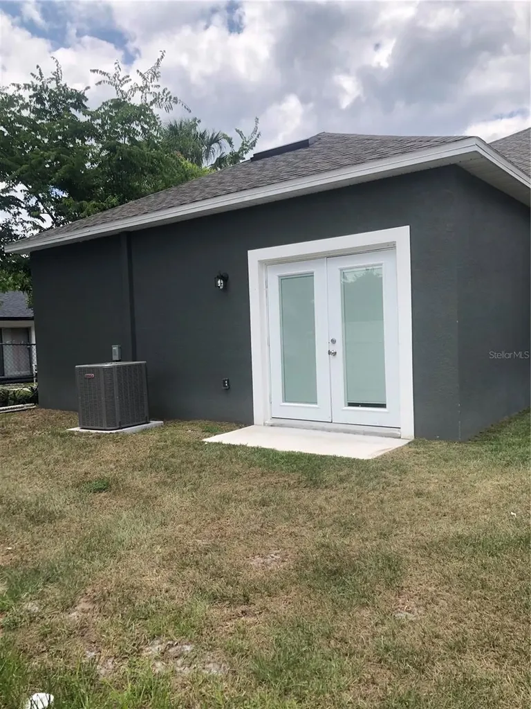 1013 W 11th Street Sanford FL 32771