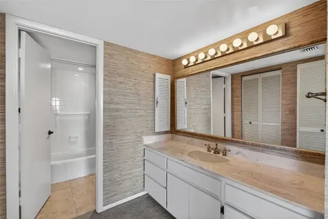 1111 N Gulfstream Avenue Sarasota FL 34236