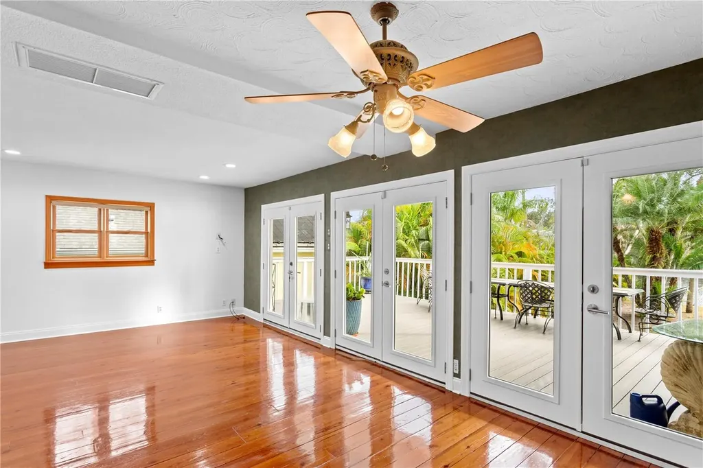 906 W Henry Avenue Tampa FL 33604
