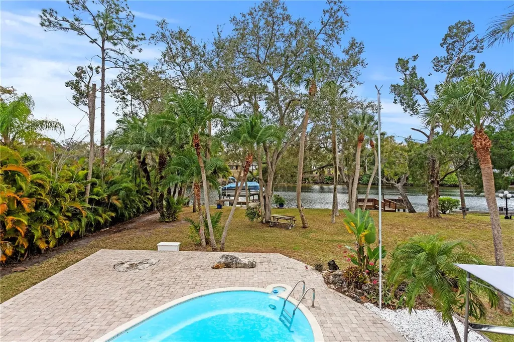 906 W Henry Avenue Tampa FL 33604