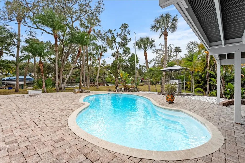 906 W Henry Avenue Tampa FL 33604