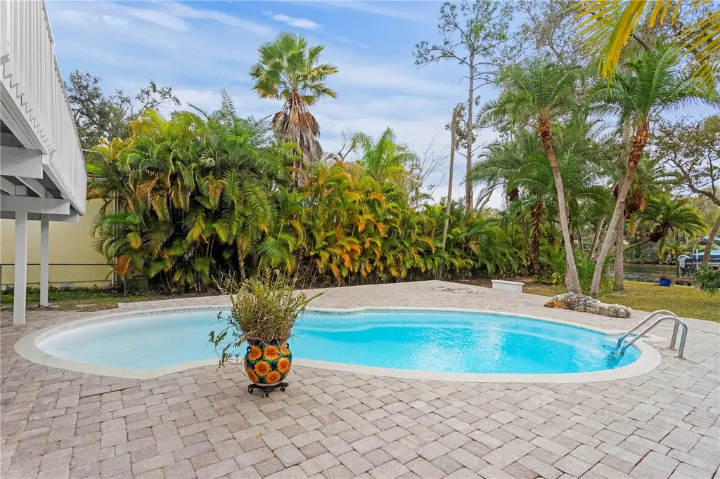 906 W Henry Avenue Tampa FL 33604