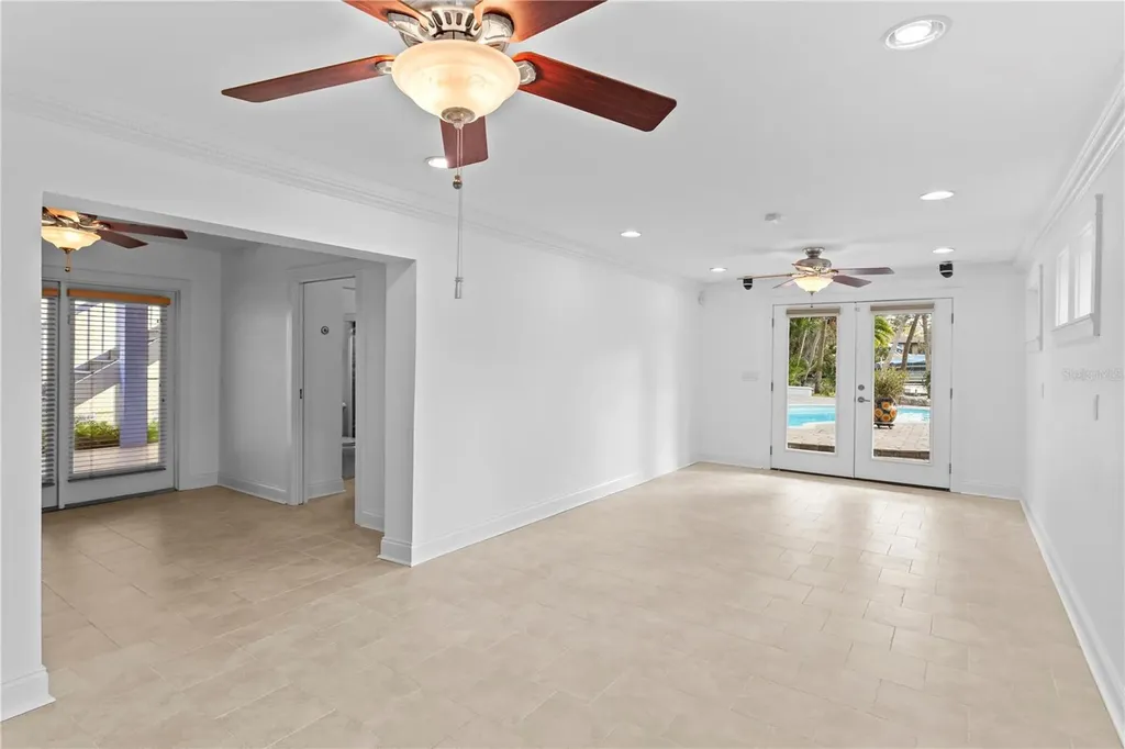 906 W Henry Avenue Tampa FL 33604