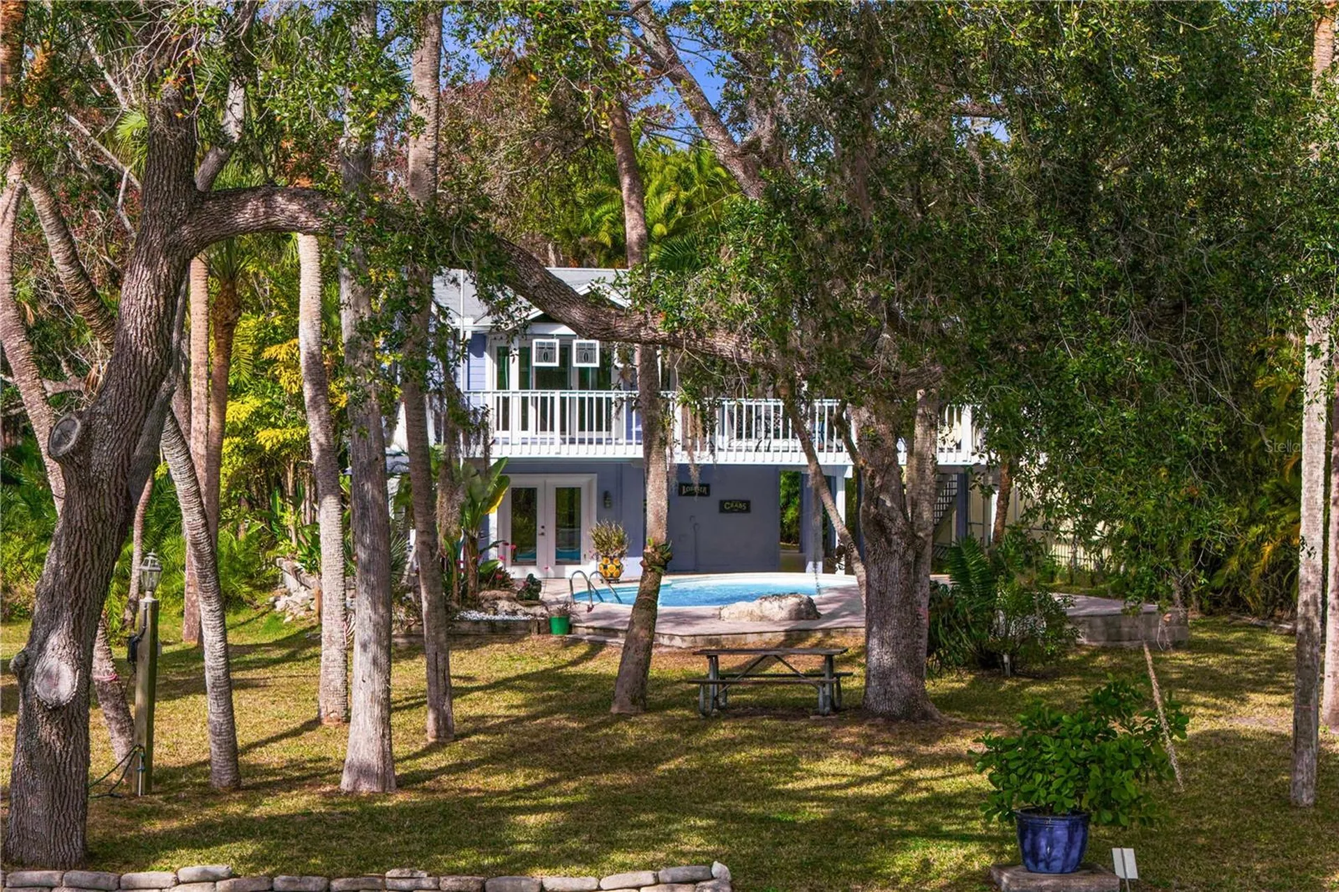 906 W Henry Avenue Tampa FL 33604