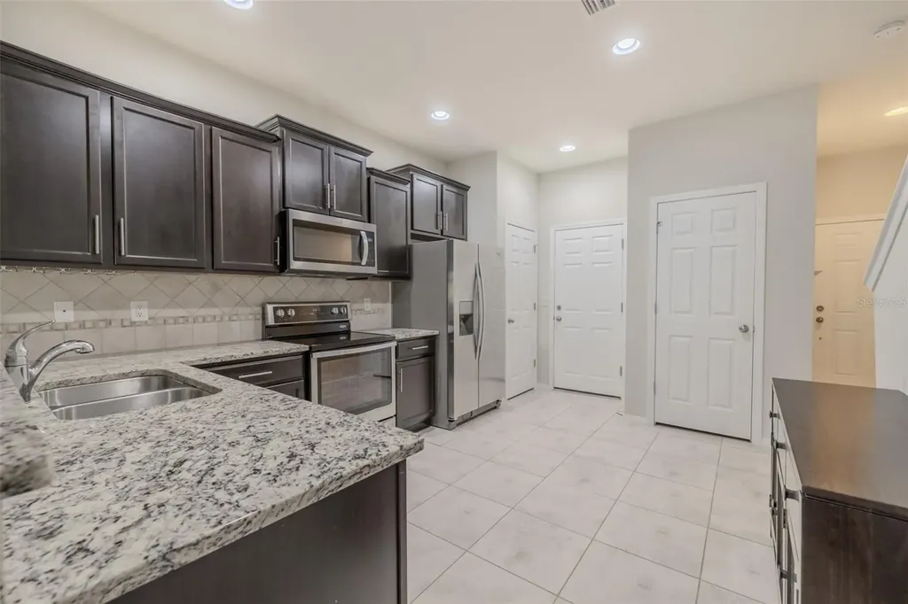 4734 White Sanderling Ct Court Tampa FL 33619