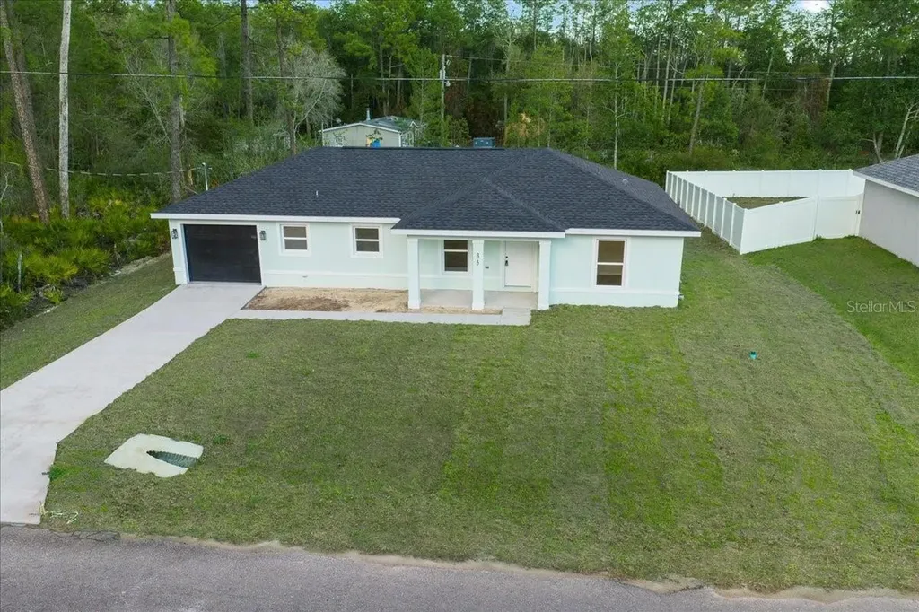 35 Sequoia Trail Ocklawaha FL 32179