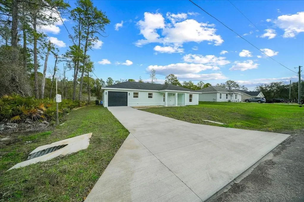 35 Sequoia Trail Ocklawaha FL 32179