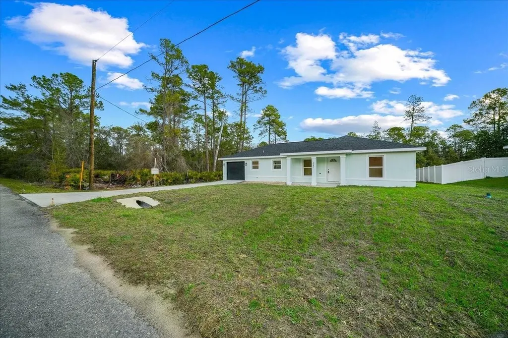 35 Sequoia Trail Ocklawaha FL 32179
